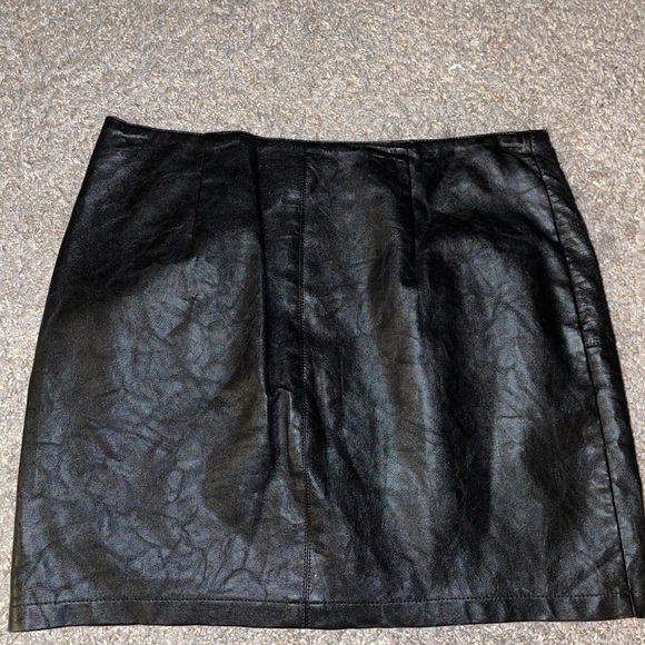 Black leather skirt - Picture 2 of 6